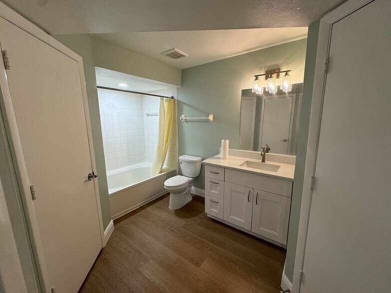 Building Photo - 470 S Pin Oak Pl