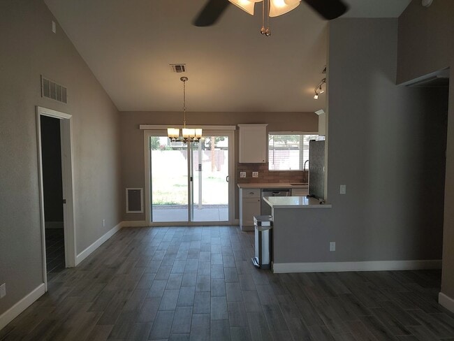 Building Photo - Stunning 3-bedroom, 2-bathroom home locate...