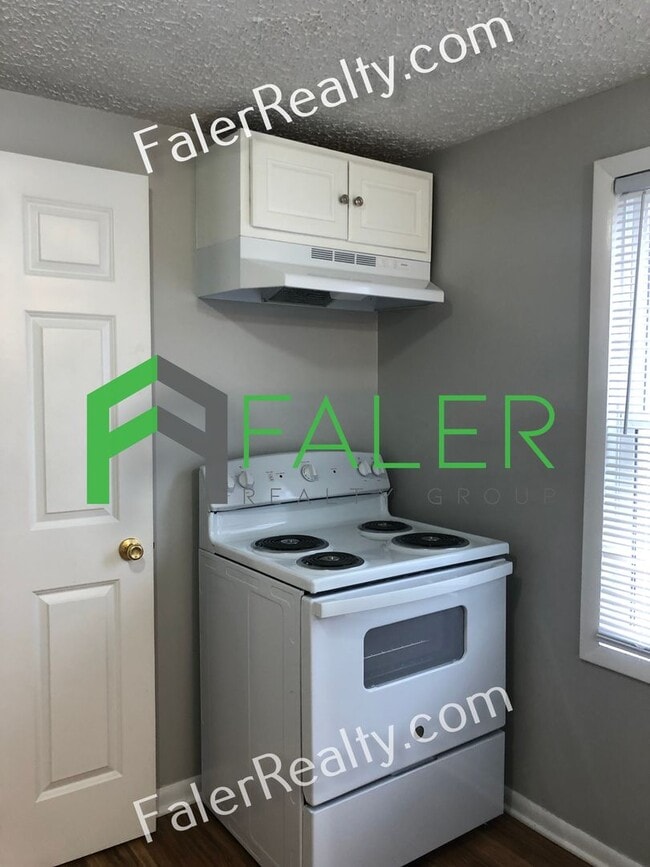 Building Photo - Huge Yard and Charming Home!