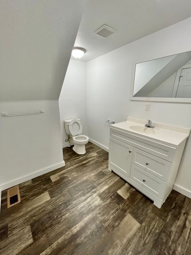 Building Photo - Affordable 3 Bed/1.5 Bath Near Downtown!