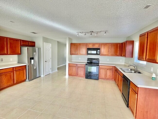 Building Photo - Sanford - 4 Bedroom, 2 Bathroom - $2,395.00