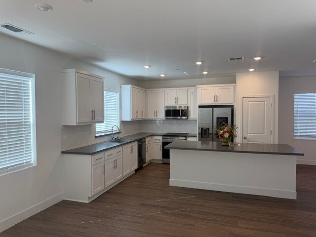 Building Photo - Lathrop - Gorgeous 5 Bedroom 3 Bathroom Home