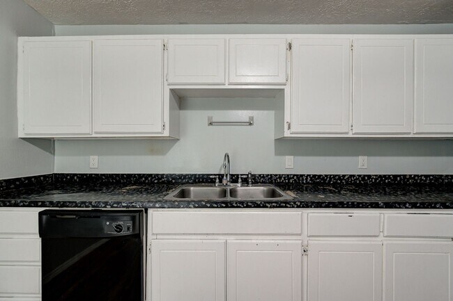 Building Photo - Fantastic 2 Bed/ 1.5 Bath Located in Norman