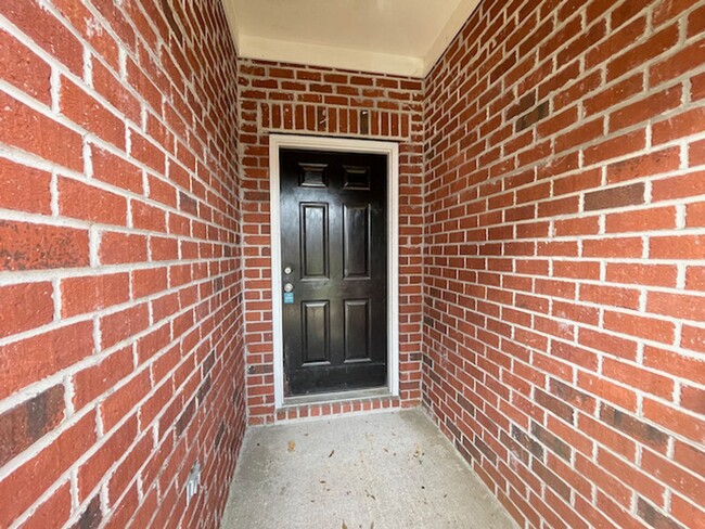 Building Photo - 2 Bedroom, 2.5 Bathrooms Townhome in the H...