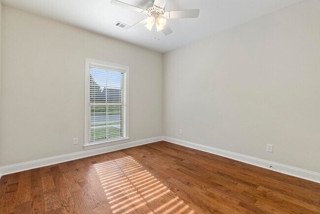 Building Photo - 1642 Academy Dr