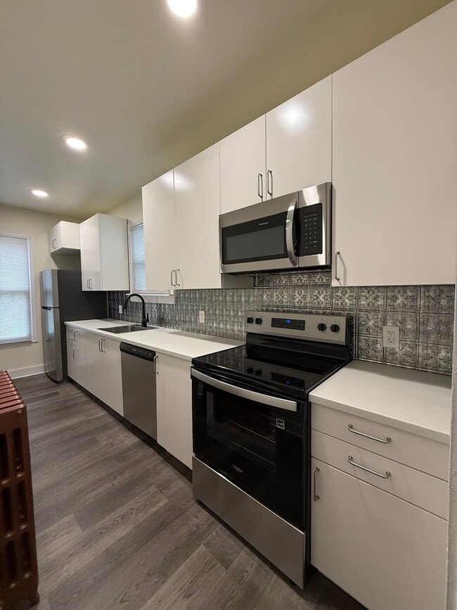 Building Photo - Now showing updated 3BR 1.5 bath house!