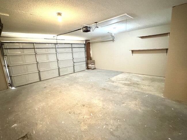 Building Photo - 601 Iroquios