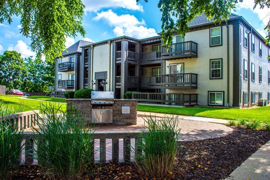 Jefferson on the Lake - Olathe, KS | Apartment Finder