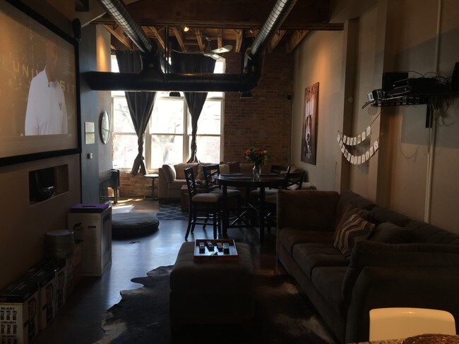 Main living level (2017) - 2334 W Polk St