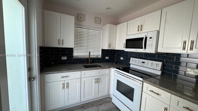 Building Photo - 414 9th Ave N