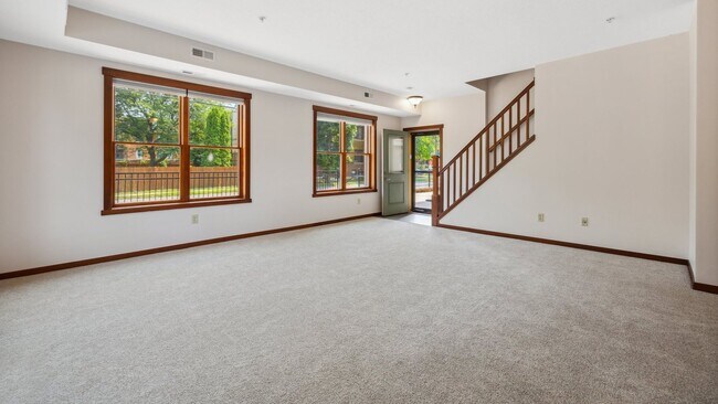 Building Photo - Stunning 2 level Condo in Exclusive St Pau...