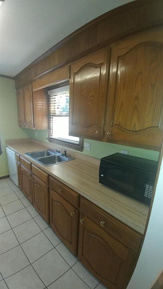 Building Photo - 122 Amberwood Dr
