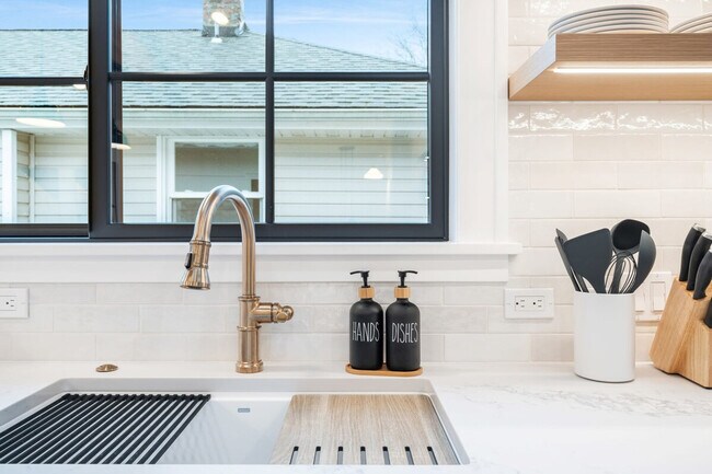 Building Photo - 2453 4th Ave W