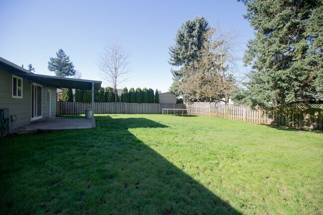 Building Photo - *** 3 Bedroom Woodburn home available now ***