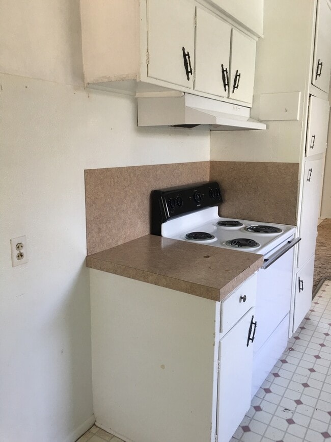 Building Photo - GREAT BRICK HOME ON LARGE LOT