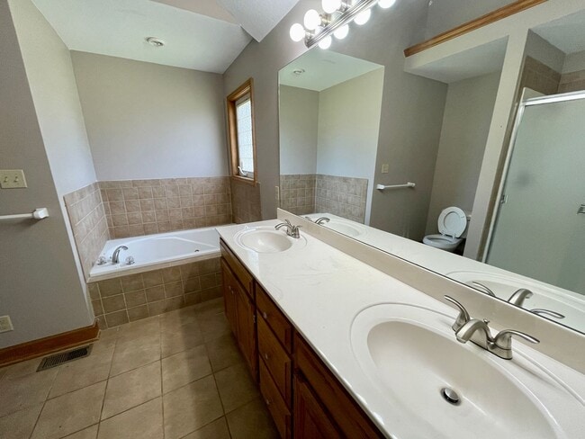 Building Photo - 2302 Shenandoah Dr