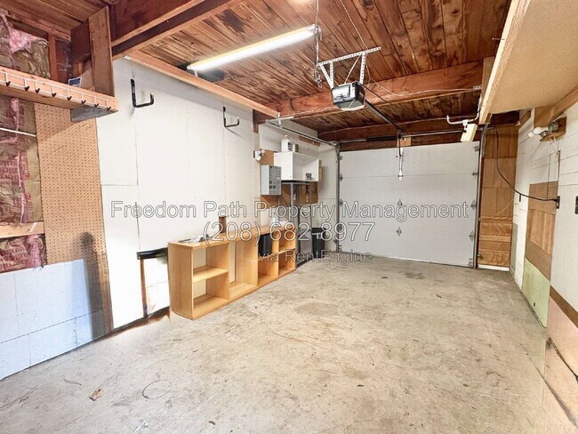 Building Photo - 421 S 11th St