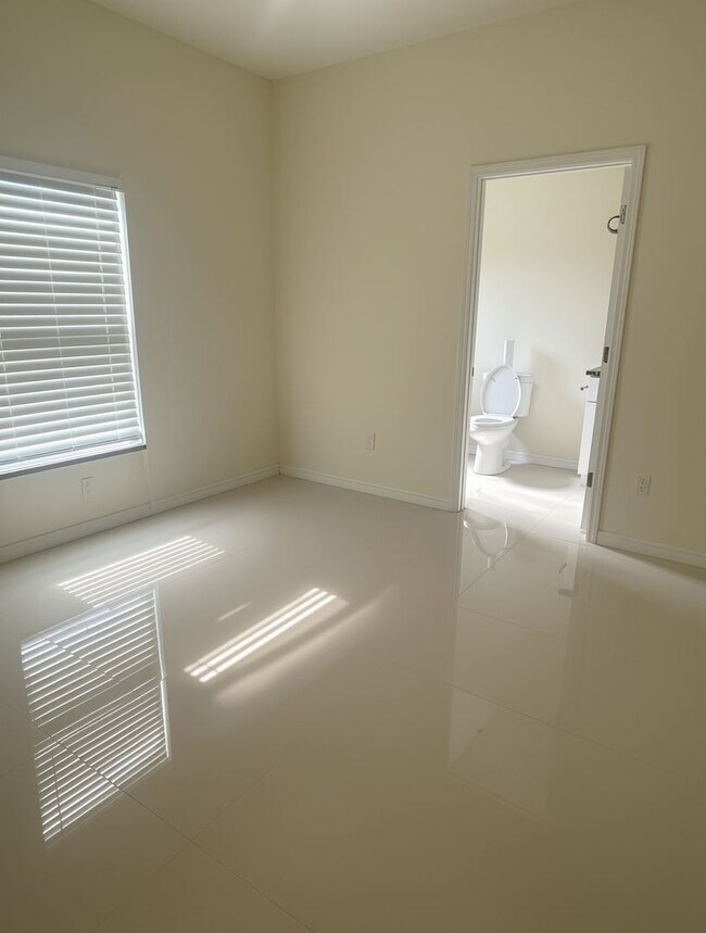 Building Photo - 3212 Oleander Dr