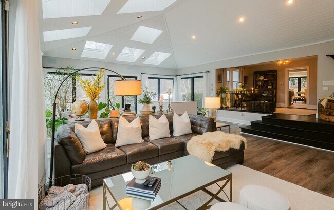 Building Photo - 15841 York Rd