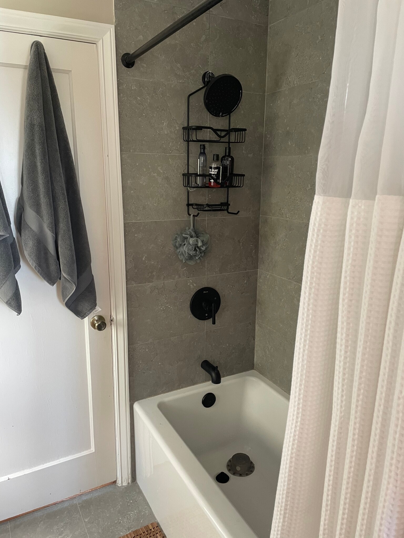 Upstairs full bathroom - 2739 SW 170th St