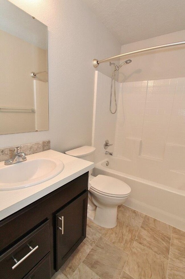 Building Photo - Clean Single-Level Home