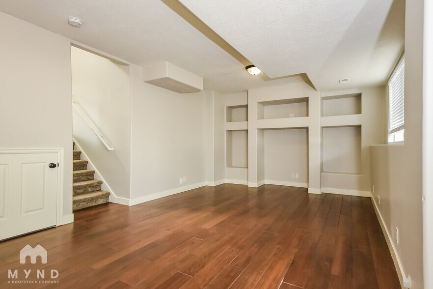 Building Photo - 5403 Vista Dr