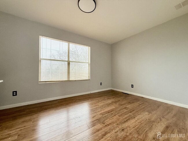 Building Photo - 17 Florida Grove Rd