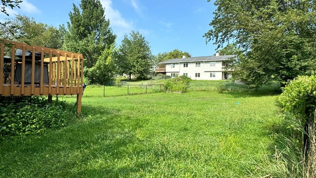 Building Photo - $1,800 | 3 Bedroom, 2 Bathroom Town Home |...