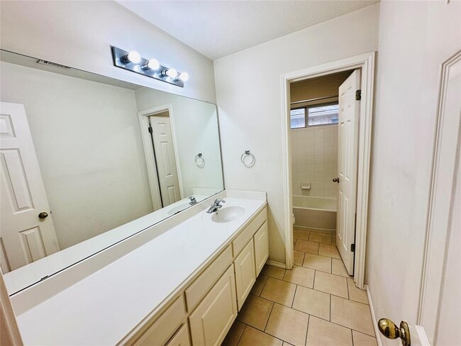 Building Photo - 1101 Hunter's Creek Dr