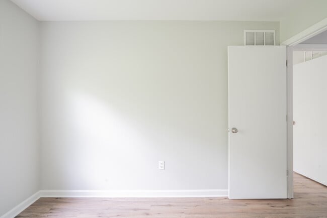 Building Photo - Spacious & Upgraded Luxury Home