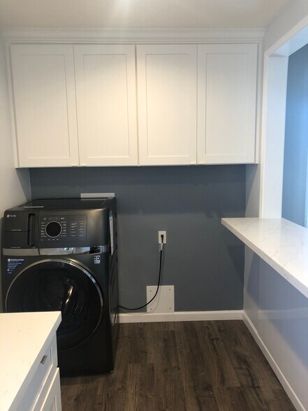 Building Photo - 6509 W 86th Plz
