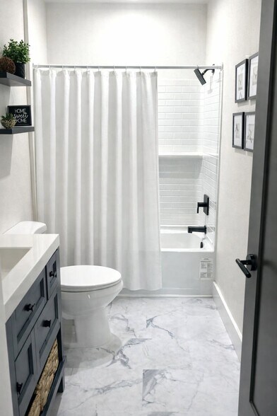 Building Photo - 801 E Knollwood St