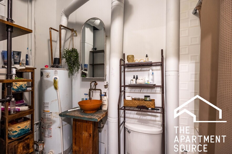 Building Photo - 2416 W North Ave