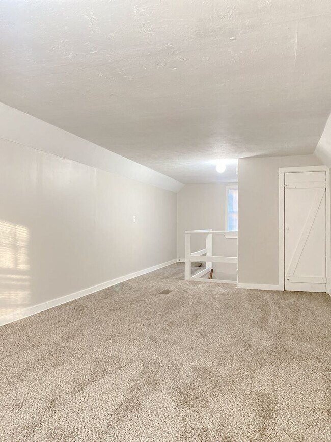 Building Photo - Move-in special. 3 bed 1 bath with a detached garage and large driveway $1250