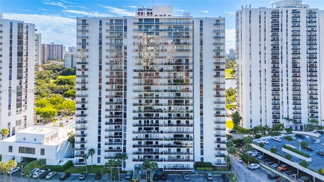 Building Photo - 3701 N Country Club Dr