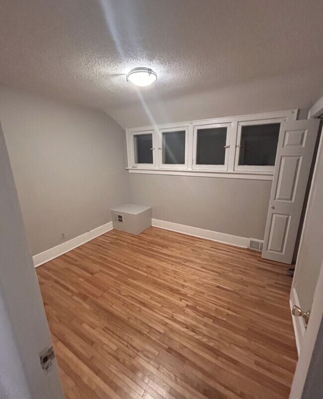 Building Photo - Charming 4-Bed Home with Gleaming Hardwood Floors & 2 Full Baths in Minneapolis!