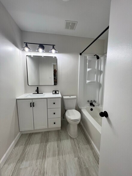 Building Photo - 2705 Eden Ct