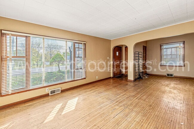 Building Photo - 328 N Post Rd