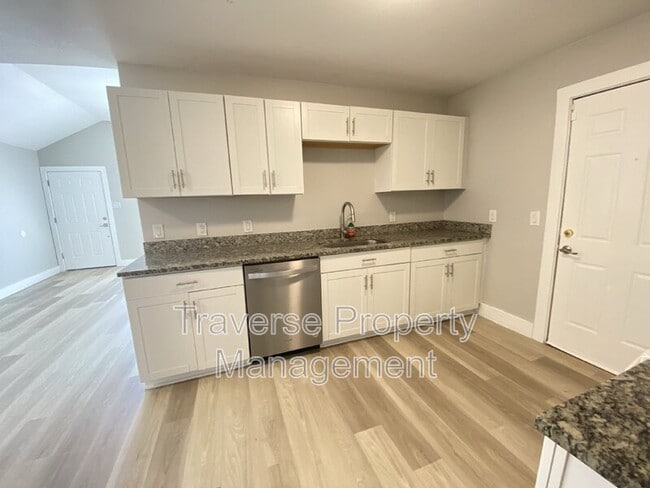 Building Photo - 5125 Sunshine Dr