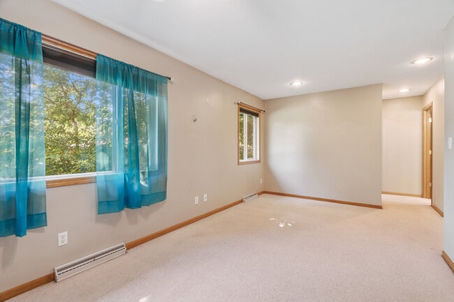 Building Photo - 923 Talwrn Ct