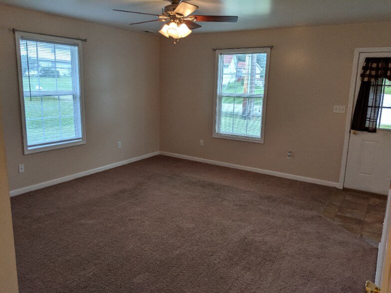 Building Photo - 504 Crestwood Dr