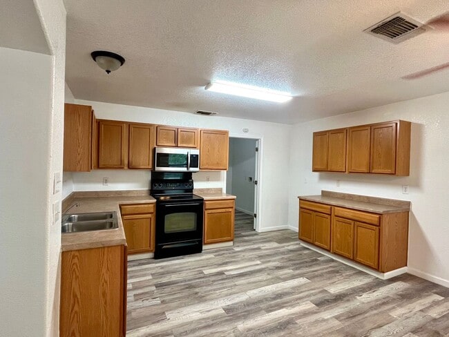 Building Photo - Large 4 bedroom/2.5 bath conveniently located to Lackland AFB! Move-in Ready!