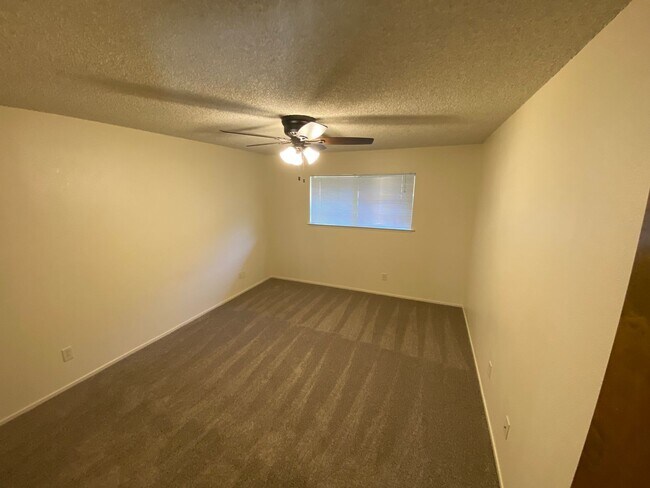 Building Photo - Very clean and Beautiful Apartment for rent in Visalia