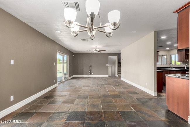 Building Photo - 3912 S Elm St