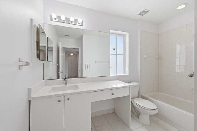 Building Photo - 5601 Spanish River Rd