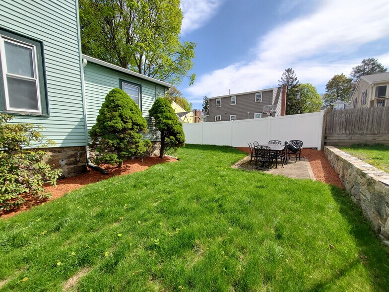 Building Photo - 93 Meridian St