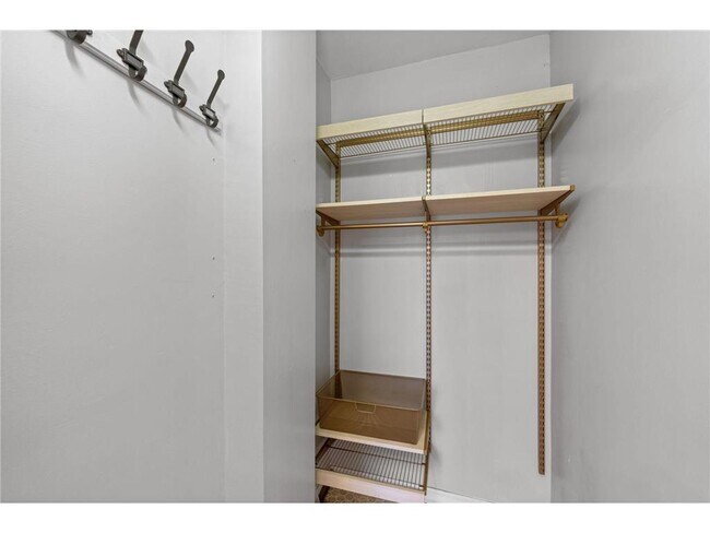 Building Photo - 2881 Irving Ave S