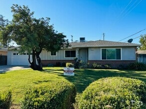 Building Photo - $2,300 First & Bullard 3 Bedroom, Pool, Ho...