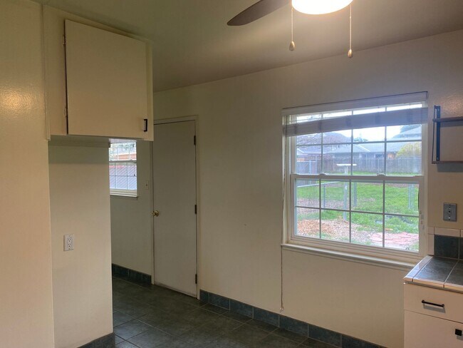 Building Photo - CHARMING COTTAGE IN DOWNTOWN PLEASANTON!