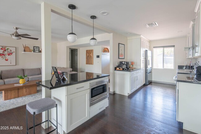 Building Photo - 2101 N 70th Pl